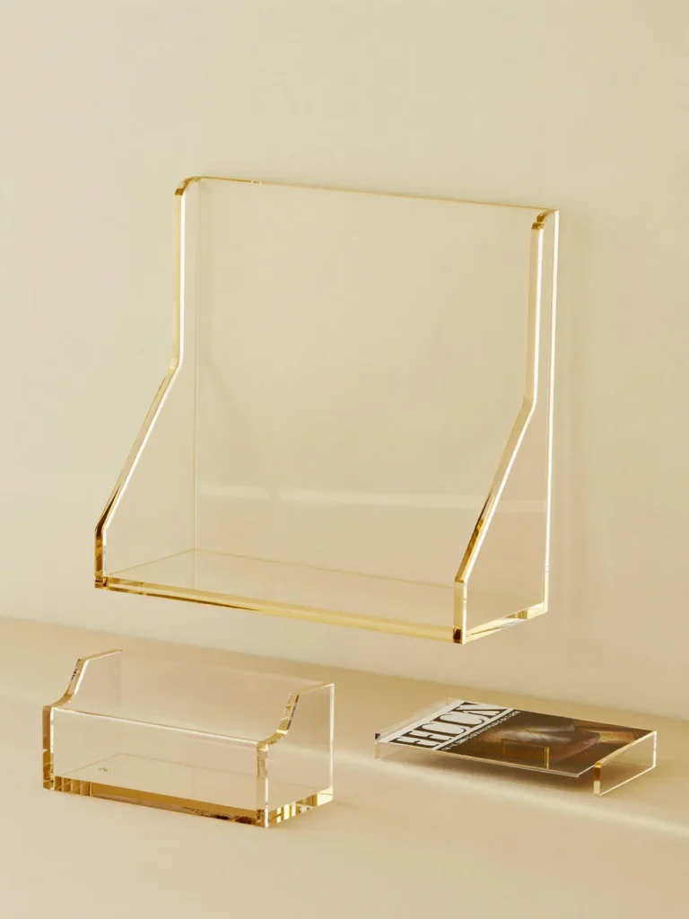 Pièces sur-mesure en plexiglas transparent : étagère, plateau et présentoir