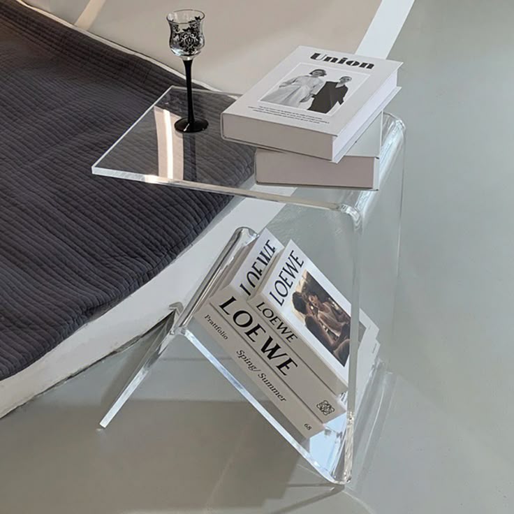 Table accroupie en plexiglas Altuglas — L'Atelier du Plexi